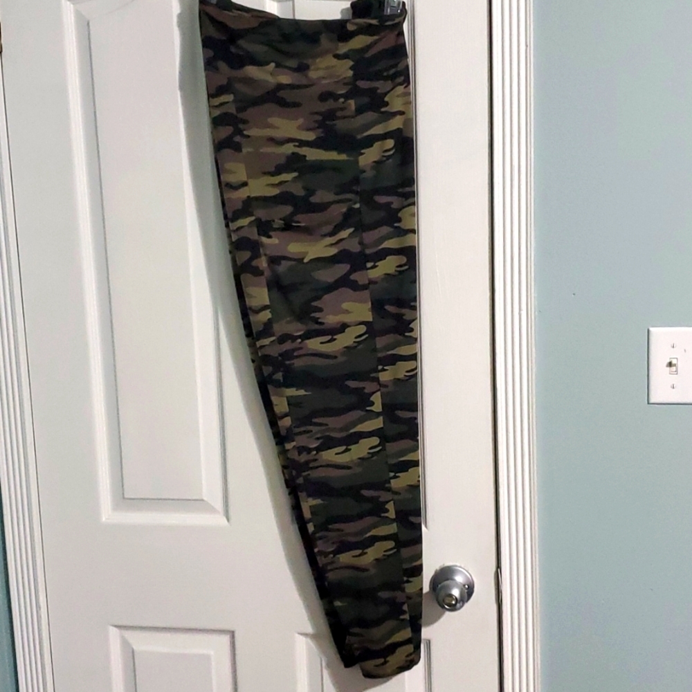 EUC Camo legging with phone pockets